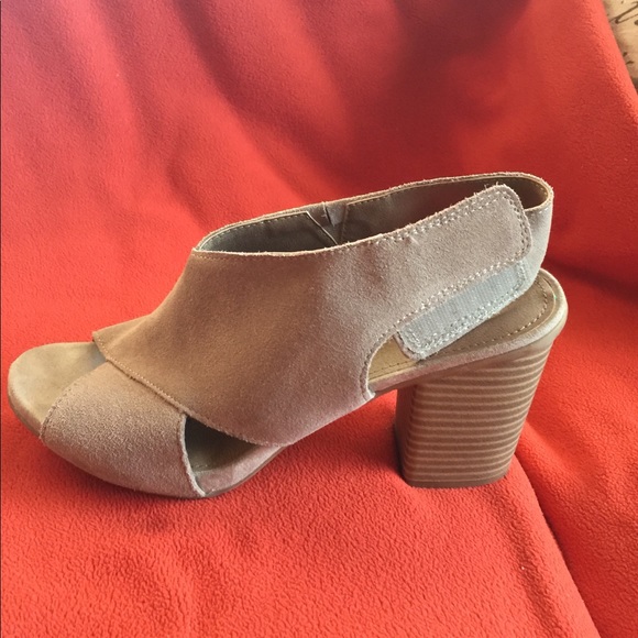 Kenneth Cole Reaction Neutral Sandals - Picture 3 of 6